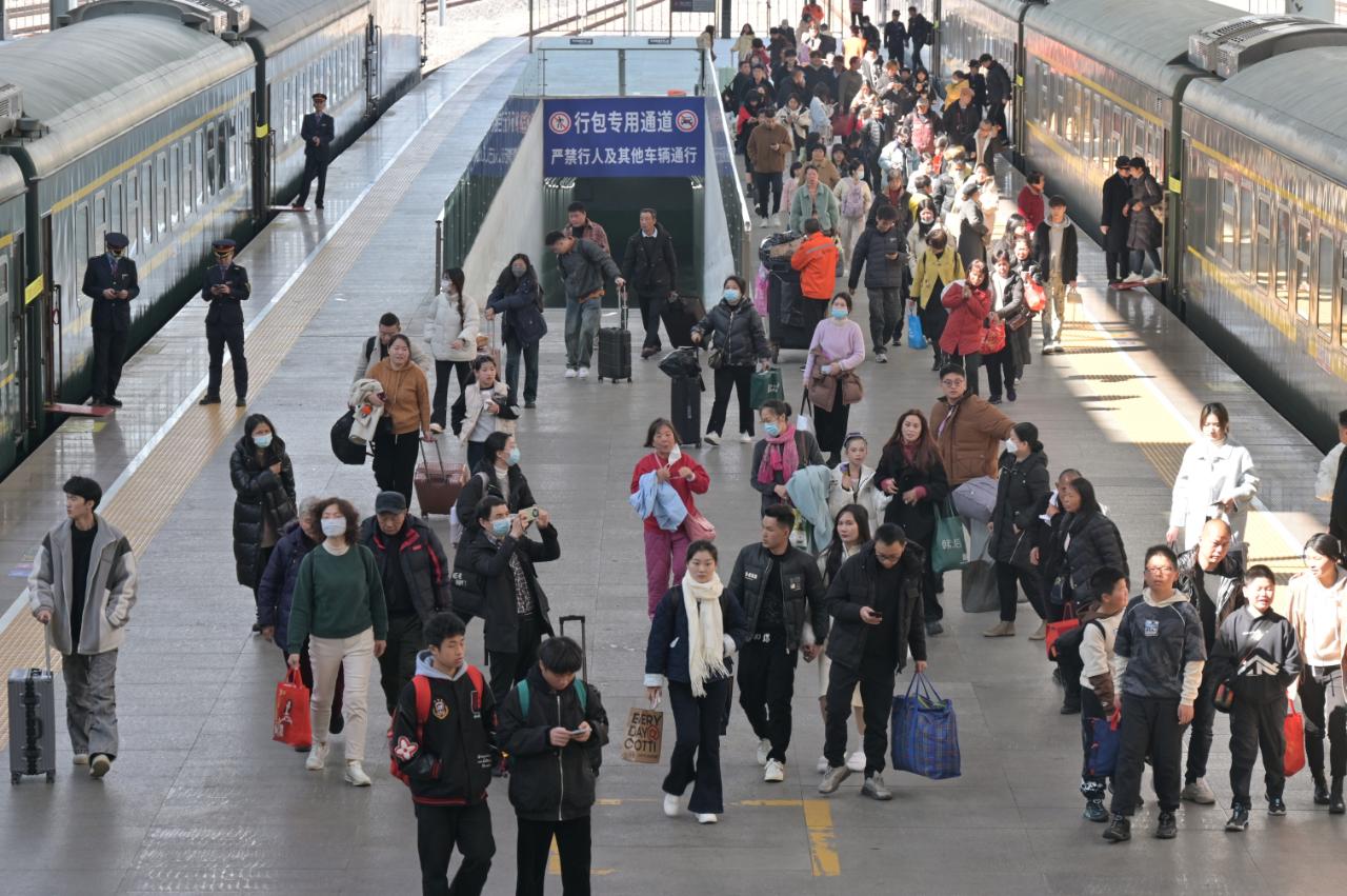 福州火車站迎來(lái)客流出行高峰，圖為旅客正在進(jìn)站乘車。張中奕攝