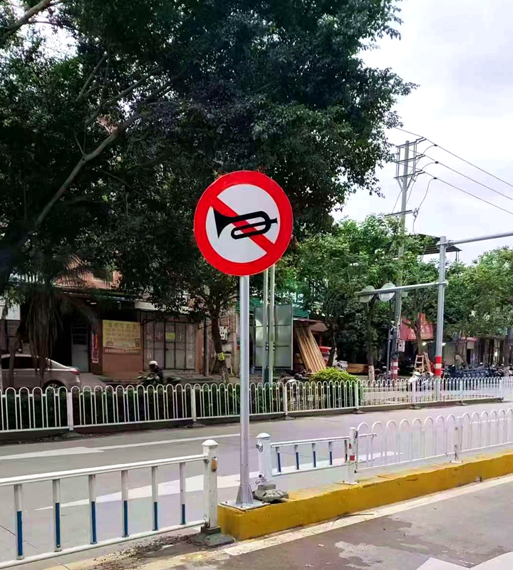 泉州市鯉城區(qū)江南大街上增設(shè)的禁鳴標(biāo)識。鯉城區(qū)城管局供圖