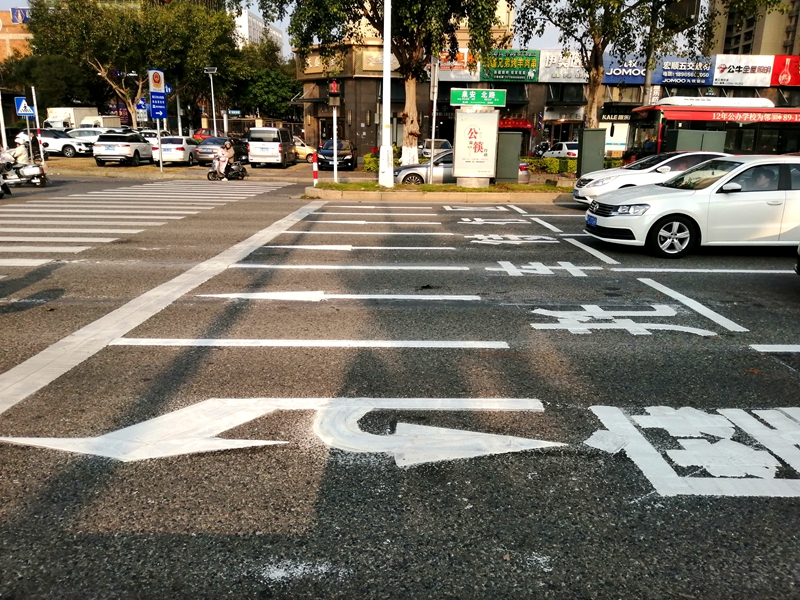 晉江交管部門重新施劃斑馬線，并設(shè)置摩托車待行區(qū)域。晉江市交通運輸局供圖