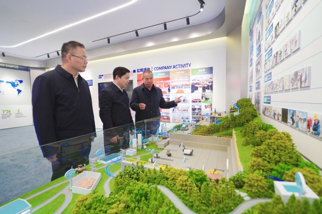 在福州高新區(qū)有個(gè)“雷打不動(dòng)”的“領(lǐng)導(dǎo)上門走訪”機(jī)制，企業(yè)有什么需求，不出門就能同時(shí)向來訪的高新區(qū)黨政“一把手”反饋。圖為福建天石源科技股份有限公司現(xiàn)場。福州高新區(qū)供圖