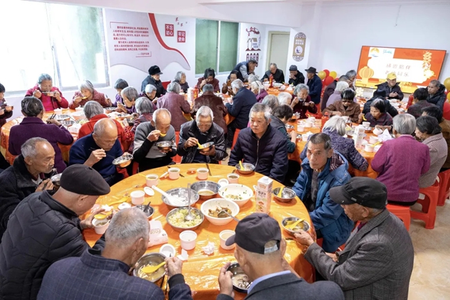 官橋駟嶺村長(zhǎng)者食堂。黃東華攝