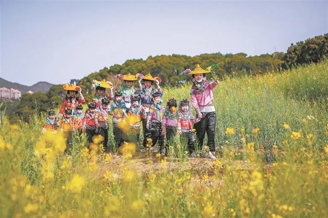 惠安扎實(shí)推進(jìn)農(nóng)文旅融合發(fā)展，圖為惠女在油菜花田進(jìn)行快閃秀。王勝攝