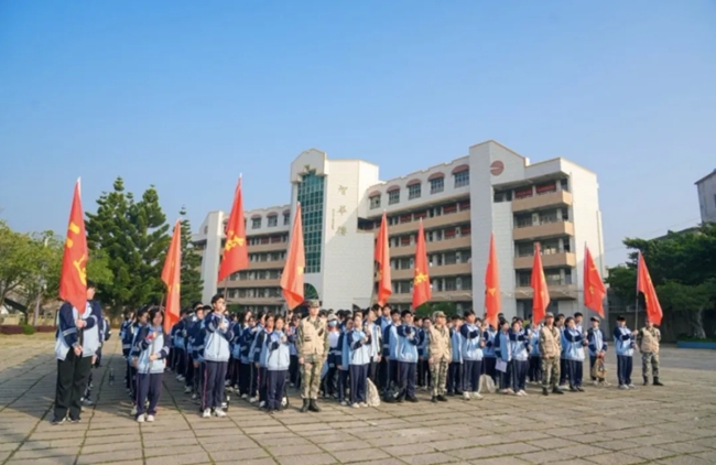 學(xué)生齊聚操場，準(zhǔn)備出發(fā)