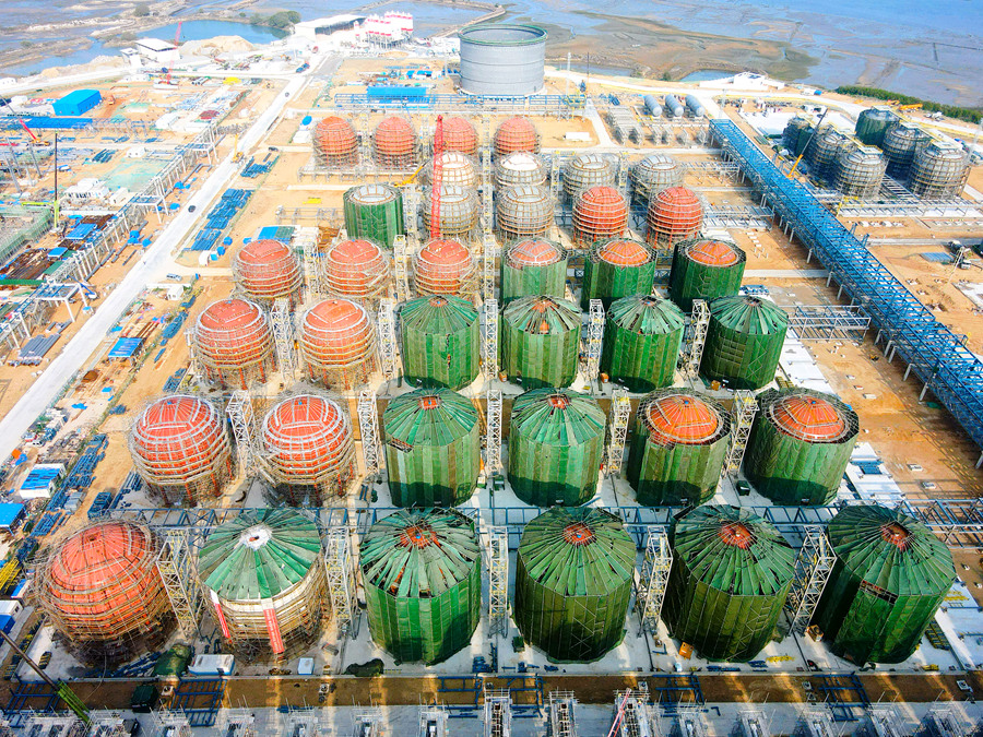 中沙古雷乙烯項目儲罐區(qū)域的44臺大型球罐封頂。柯少如攝