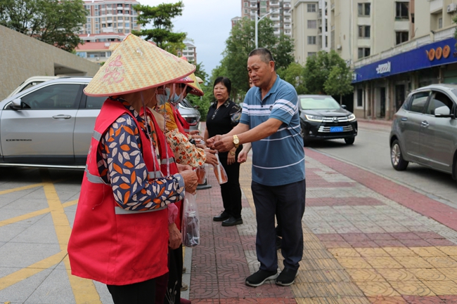 蔡旺順?lè)驄D攜手臺(tái)商聯(lián)誼會(huì)給環(huán)衛(wèi)工人送清涼飲品。沈俊濱攝