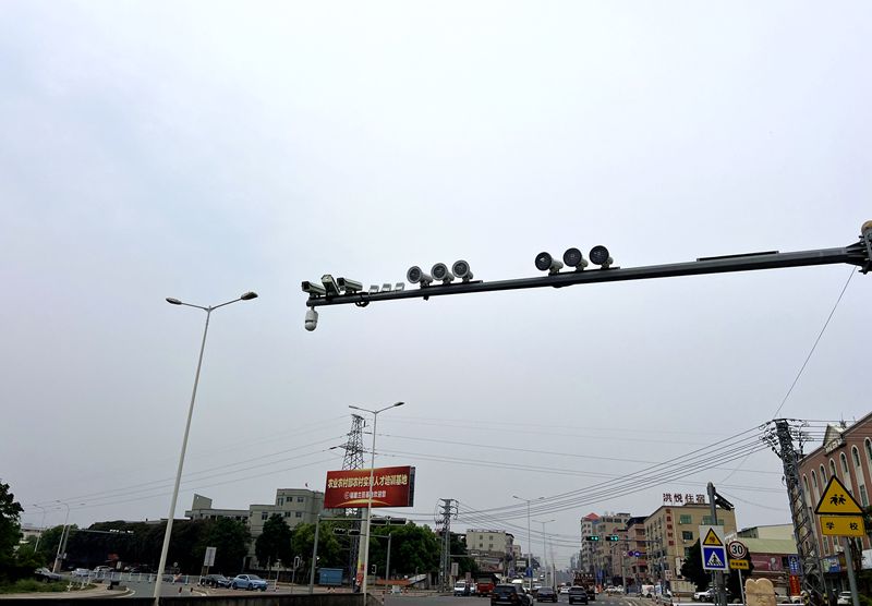 南安市康美鎮(zhèn)草埔紅綠燈處的電子抓拍設(shè)備已安裝完成。南安市委宣傳部供圖