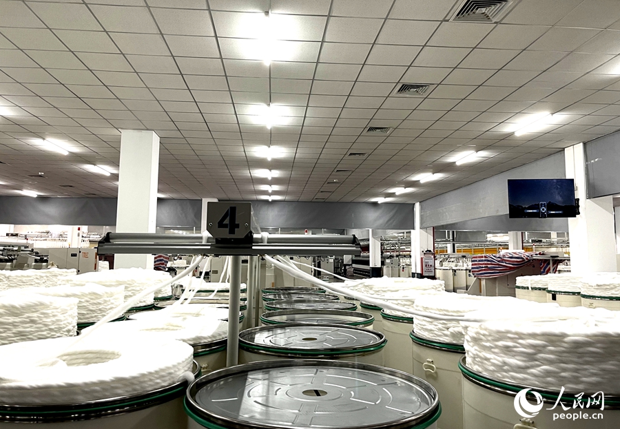 生產(chǎn)車間內(nèi)，機(jī)器轟鳴、紡錠飛轉(zhuǎn)。人民網(wǎng)記者 陳藍(lán)燕攝