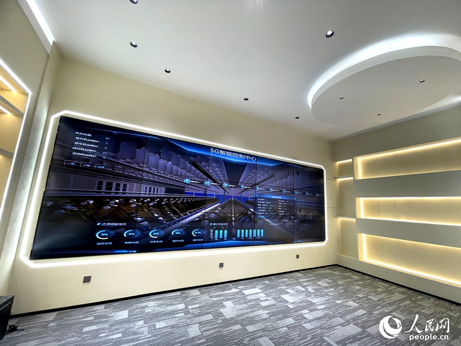 工業(yè)園區(qū)內(nèi)的5G智能控制中心。人民網(wǎng)記者 陳藍(lán)燕攝