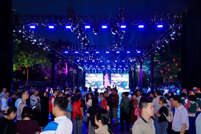 活動現(xiàn)場人流如織