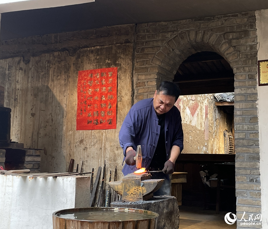 葉向春正在錘制寶劍。人民網(wǎng)記者 林盈攝