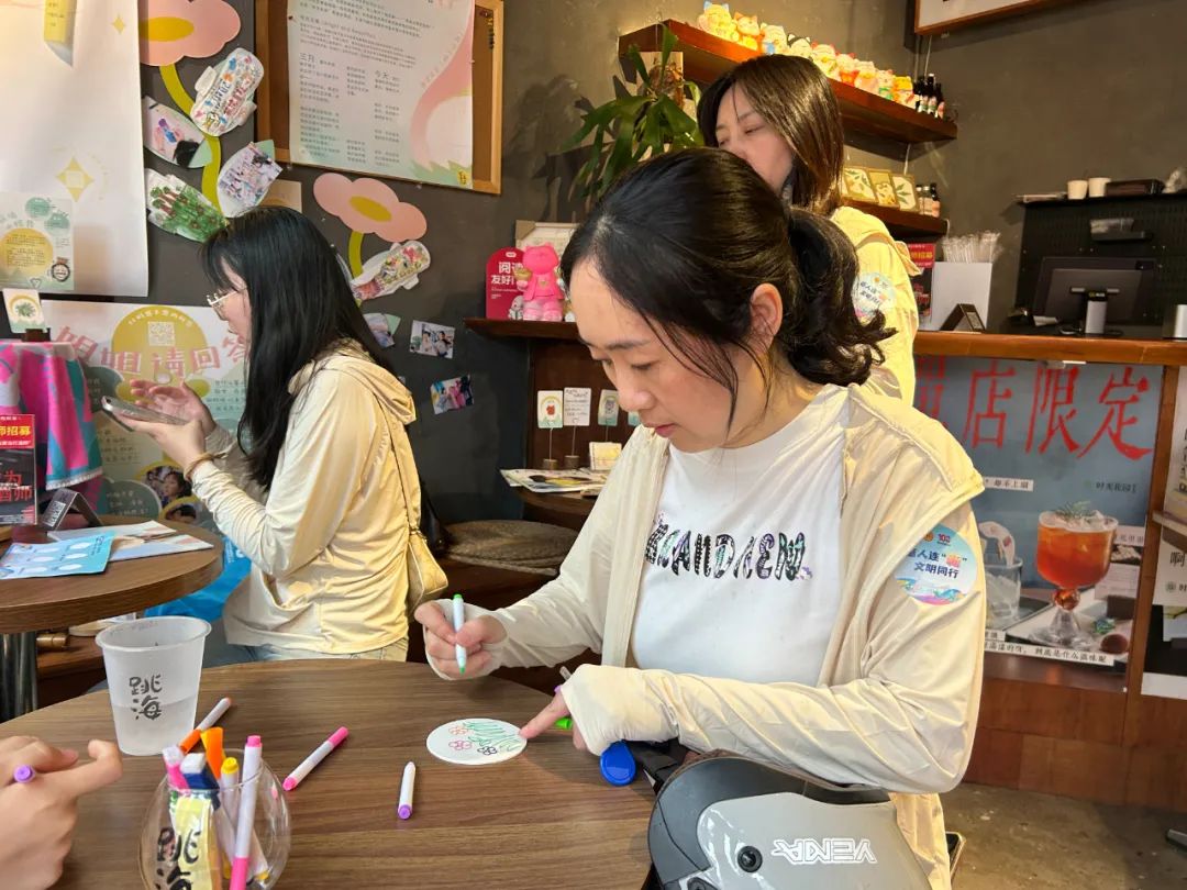 職工參加任務(wù)集章。嘉蓮街道供圖