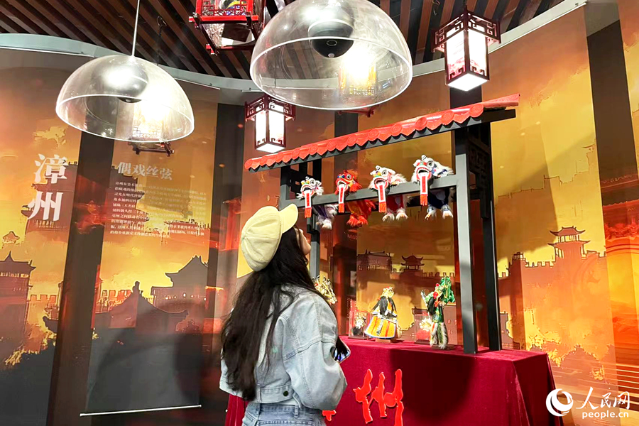 游客在集音筒下聆聽漳州偶戲絲弦。人民網(wǎng)記者 林盈攝