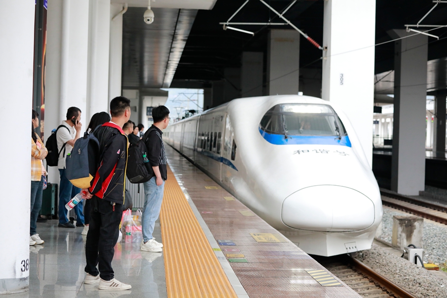 龍巖站旅客等待登乘列車。徐琛攝