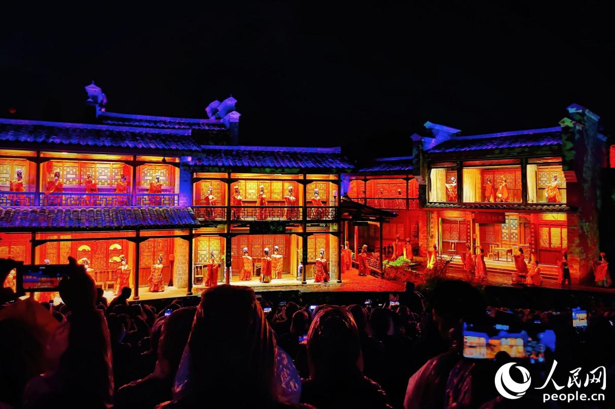 《印象大紅袍》演出現(xiàn)場。人民網(wǎng) 李唯一攝
