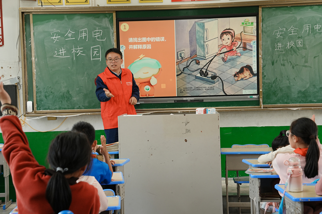 蔣祖立走進(jìn)菜溪電力希望小學(xué)的“電力愛心教室”科普用電知識(shí)。林世南攝