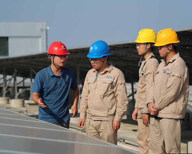 蔣祖立走進(jìn)企業(yè)開展用電服務(wù)。李曉婷攝
