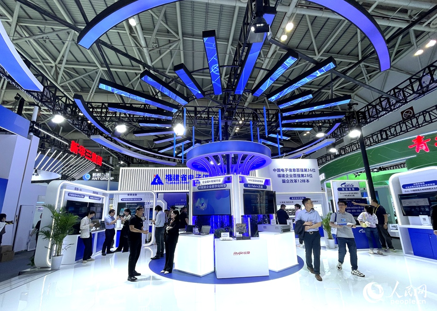 福建省電子信息集團展區(qū)。人民網(wǎng)記者 陳藍燕攝