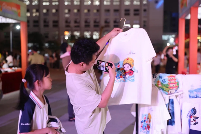 文創(chuàng)服裝吸引了人們的注意