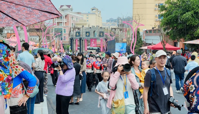 惠女海韻休閑街區(qū)開街，游人如織