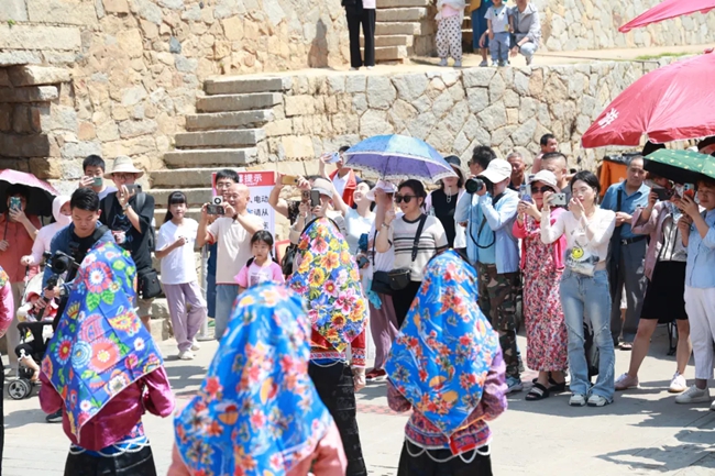 古城腳下，惠女歡迎八方來客