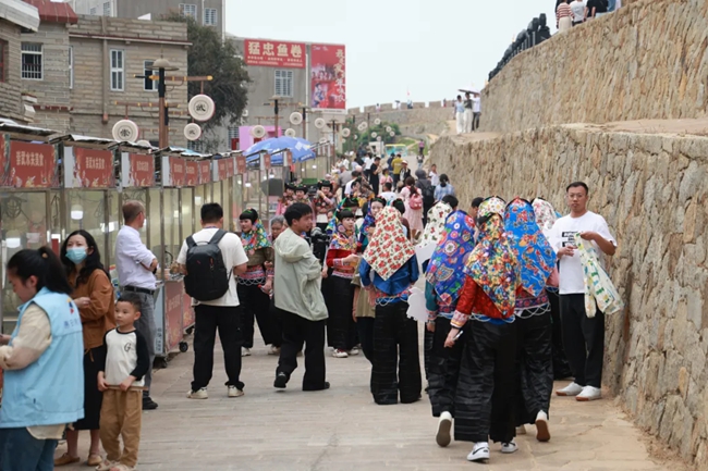 “五一”期間，崇武古城人氣滿滿