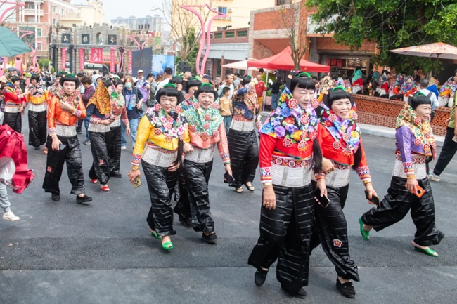 身著惠女服飾游覽古城