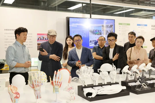 參會人員參觀泉州開發(fā)區(qū)智能產(chǎn)業(yè)園等地