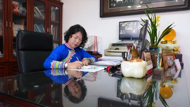 工作中的楊嘉紅?；莅部h融媒體中心供圖