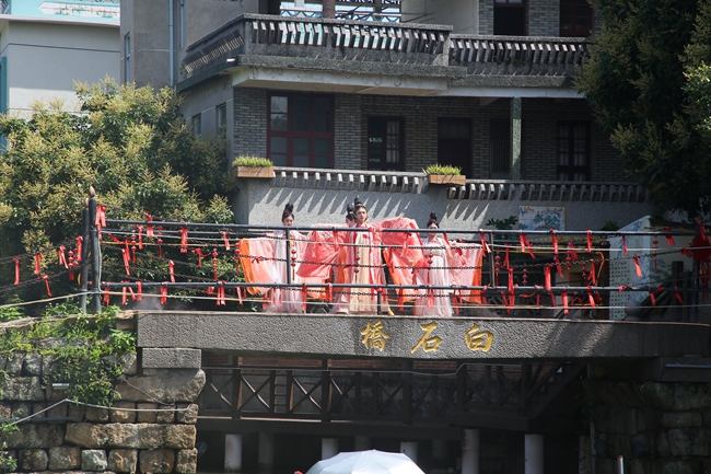 古風舞者翩翩起舞