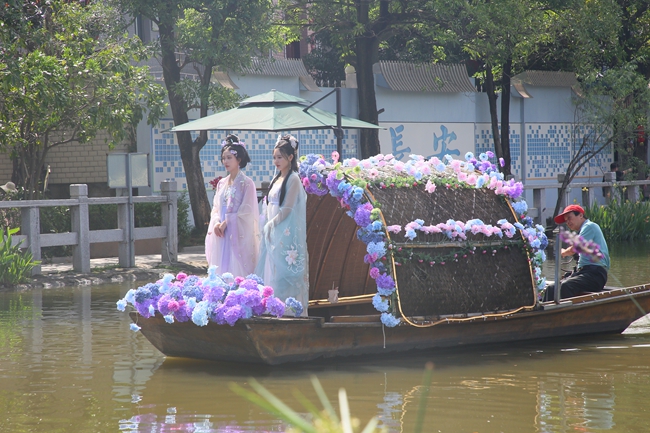 “花仙子”與岸邊游客互動