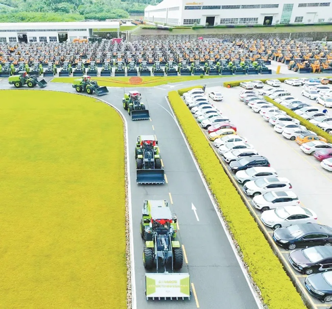 去年4月，中國龍工與寧德時(shí)代合作推出的新一代搭載長壽命電池裝載機(jī)在龍工龍巖基地全球首發(fā)