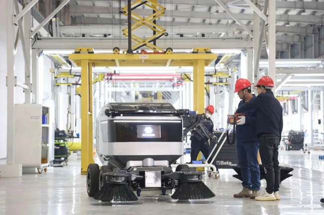 福龍馬集團(tuán)工作人員正在調(diào)試無人清掃機(jī)器人