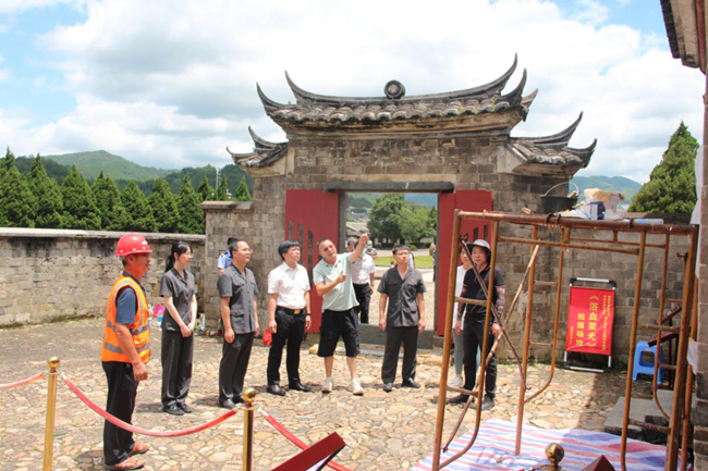 法律專家深入指導(dǎo)開展紅色遺址保護(hù)修繕工作。龍巖市委政法委供圖