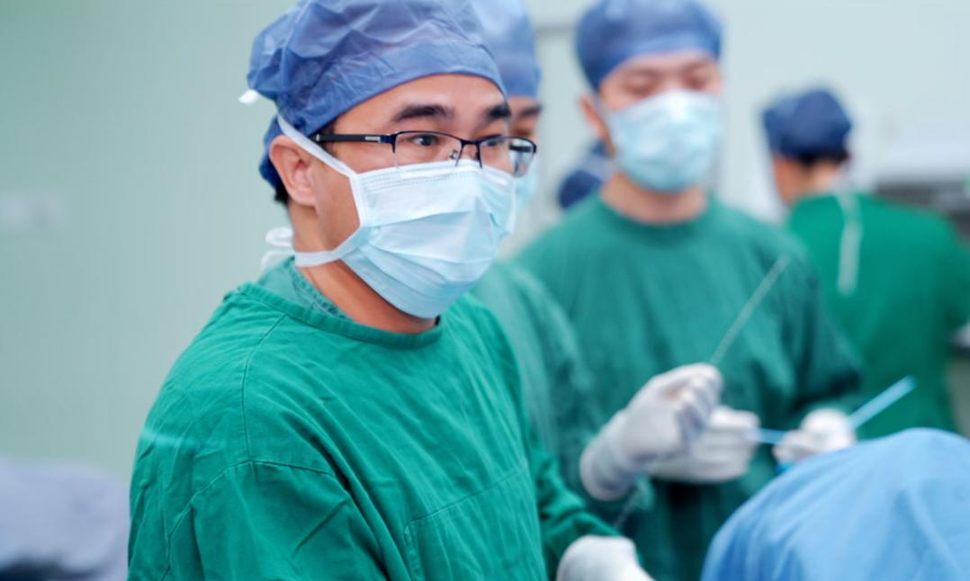 陳國強為患者開展手術(shù)。龍巖市第二醫(yī)院供圖