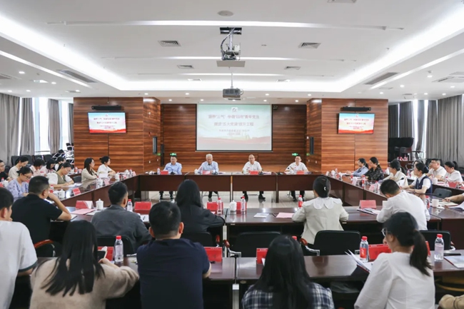 召開“牢記囑托勇爭先 紅土鑄魂黨旗紅”青年黨員座談會。龍巖市委宣傳部供圖