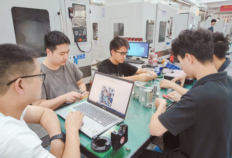 老師指導(dǎo)學(xué)生訓(xùn)練