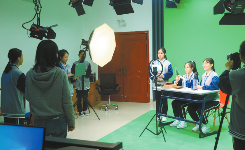 遠(yuǎn)程指導(dǎo)新疆呼圖壁職業(yè)技術(shù)學(xué)校學(xué)生