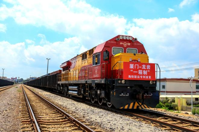 5月16日，一列滿載2145噸非洲進口銅精礦的“一箱制”海鐵聯(lián)運專列從廈門海滄站啟程。陳明攝