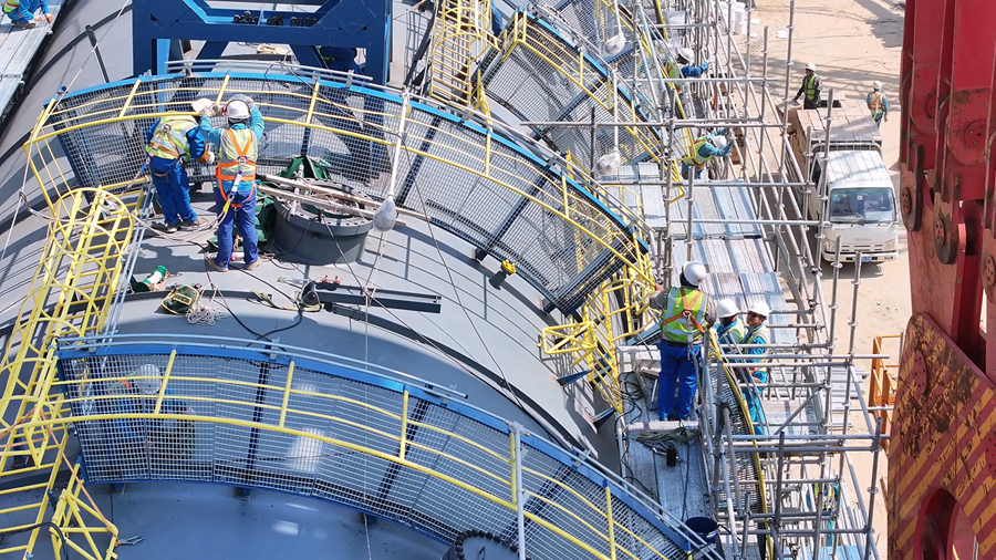 中沙古雷乙烯項(xiàng)目EOEG洗滌塔在“穿衣戴帽”。陳漢祥攝