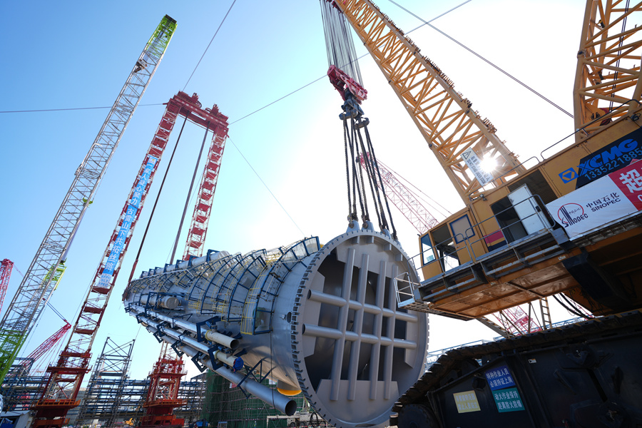 中沙古雷乙烯項(xiàng)目EOEG洗滌塔在吊裝中?？律偃鐢z