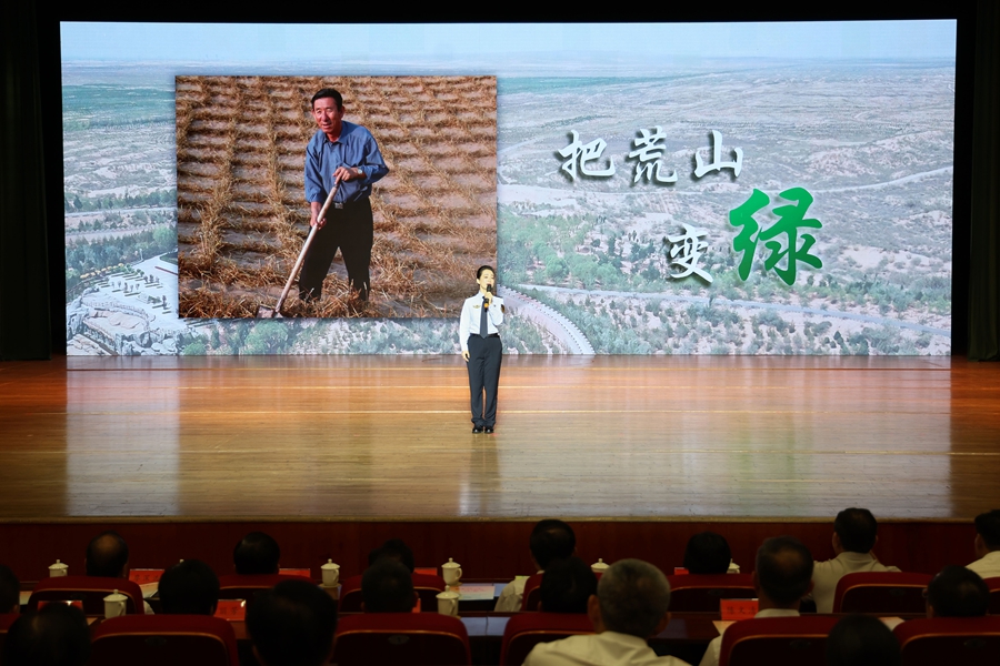 福建省最美家庭榮譽(yù)獲得者家庭成員、福州市應(yīng)急管理局應(yīng)急救援中心副主任李楠分享《大漠赤子心》。主辦方供圖