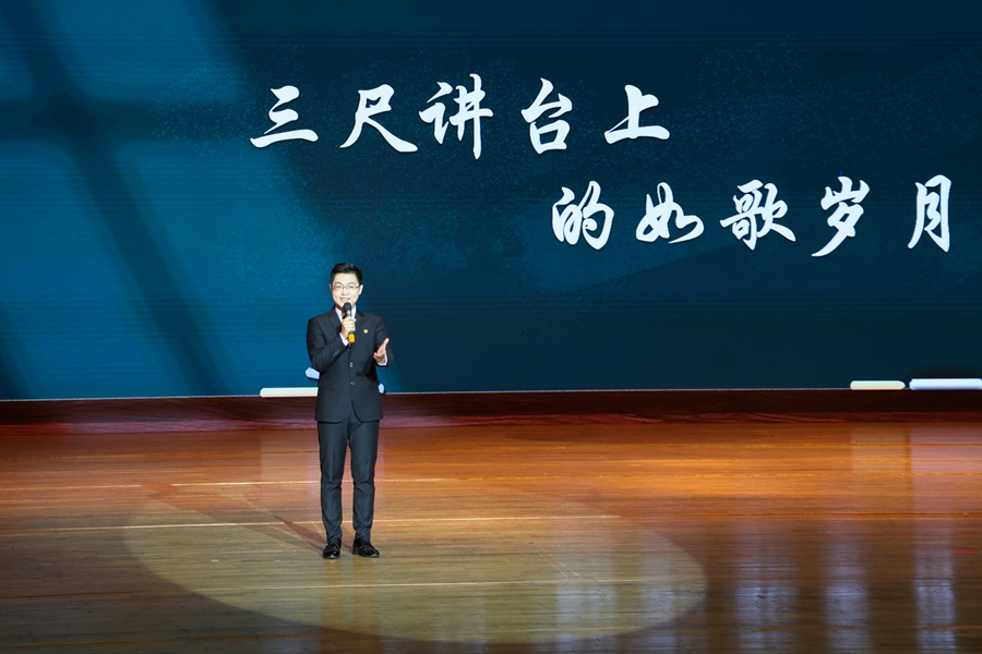 新羅區(qū)委宣傳部干部羅越給人民教育家于漪回信，展示于漪《三尺講臺(tái)上的如歌歲月》。主辦方供圖