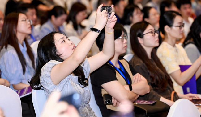 現(xiàn)場(chǎng)觀眾認(rèn)真觀看并記錄專家分享。主辦方供圖