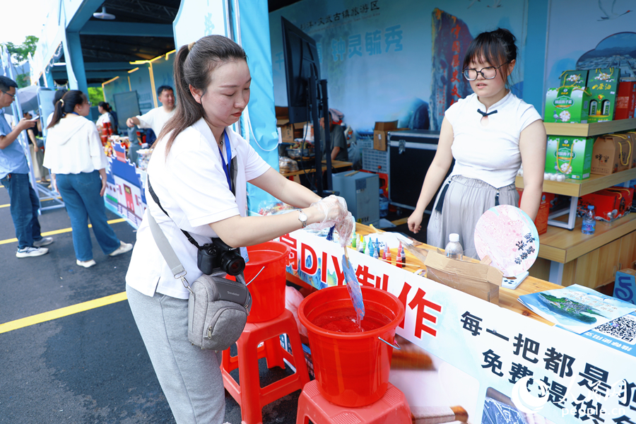 游客體驗漆扇制作。人民網 李唯一攝