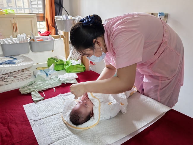 醫(yī)護人員為小寶寶進行撫觸按摩 (古田縣醫(yī)院供圖)