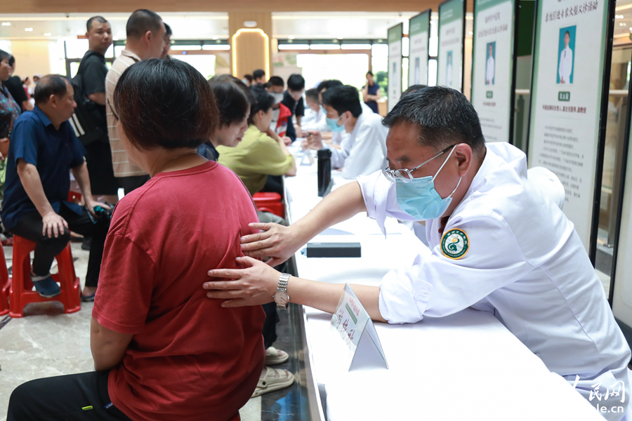 醫(yī)生為患者義診。人民網(wǎng) 陳永整攝