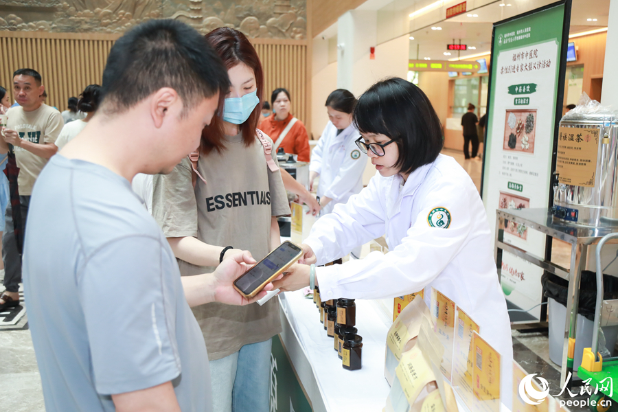 藥食同源品鑒區(qū)吸引不少市民駐足。人民網(wǎng) 陳永整攝