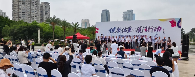 活動(dòng)現(xiàn)場(chǎng)，主辦方向18家參加“健康體重廈門(mén)行動(dòng)”公益行的醫(yī)院授予活動(dòng)隊(duì)旗。林林?jǐn)z