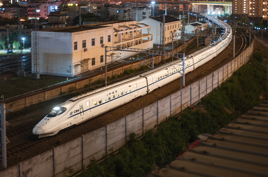 一列和諧號動車組疾速駛向遠方。徐琛攝