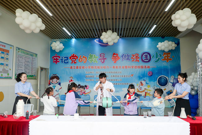 志愿者和學(xué)生們共同完成科學(xué)實(shí)驗(yàn)。中建海峽供圖